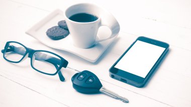 kahve fincanı ile tanımlama bilgisi, telefon, gözlük ve araba anahtar vintage styl