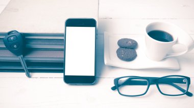 tanımlama bilgisi, telefon, kitap ve araba anahtar vintage s yığını ile kahve fincanı