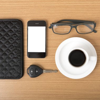 kahve, telefon, araba anahtarı, gözlük ve m-cüzdan