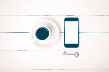 telefon ve anahtar vintage tarzı ile kahve fincanı
