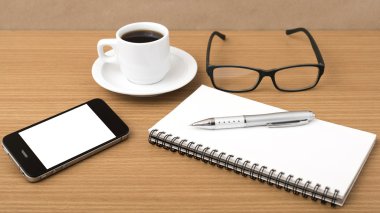 kahve, telefon, not defteri ve gözlük