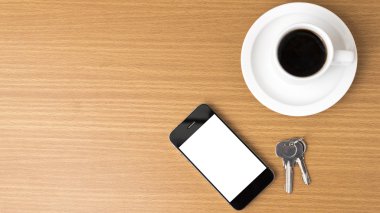kahve fincanı ve telefon ve anahtar