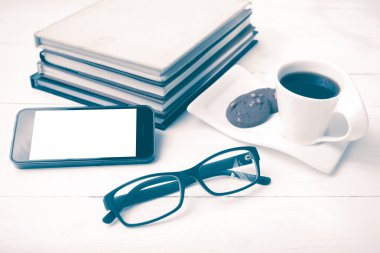 tanımlama bilgisi, telefon, kitap ve gözlük vintag yığını ile kahve fincanı