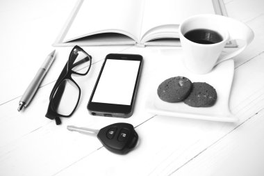 kahve fincanı ile tanımlama bilgisi, telefon, açık defter, araba anahtarı ve eyeglasse