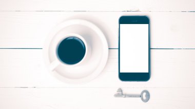 telefon ve anahtar vintage tarzı ile kahve fincanı