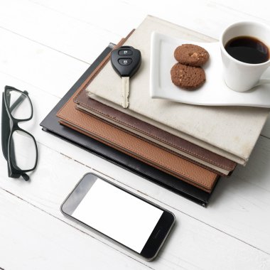 tanımlama bilgisi, telefon, kitap ve araba anahtar yığını ile kahve fincanı 