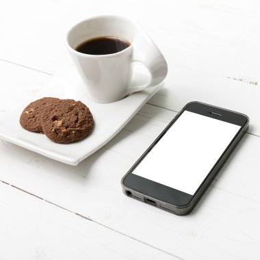 kahve fincanı çerez ve telefon ile