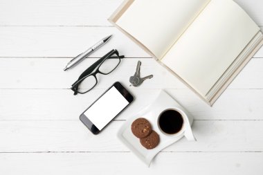 kahve fincanı ile tanımlama bilgisi, telefon, açık defter, anahtar ve gözlük