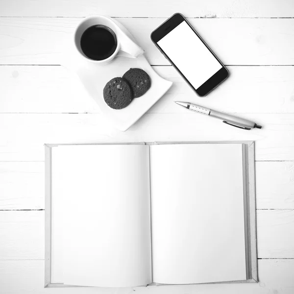 Koffiekopje met koekje, telefoon met notitieboekje en pen zwart en whi — Stockfoto