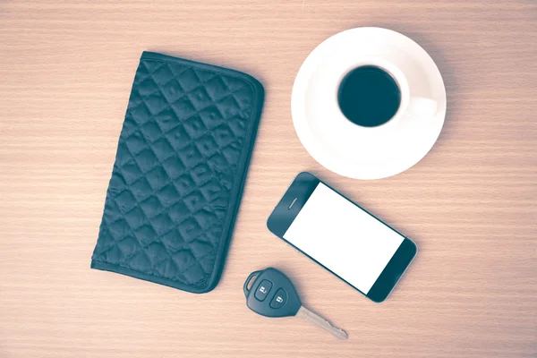 Taza de café con la llave del coche del teléfono y la cartera —  Fotos de Stock