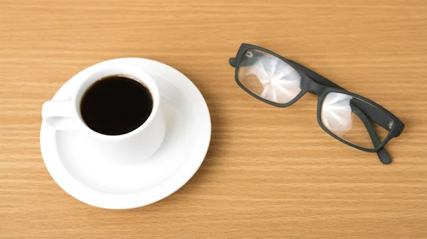 Taza de café y anteojos — Foto de Stock