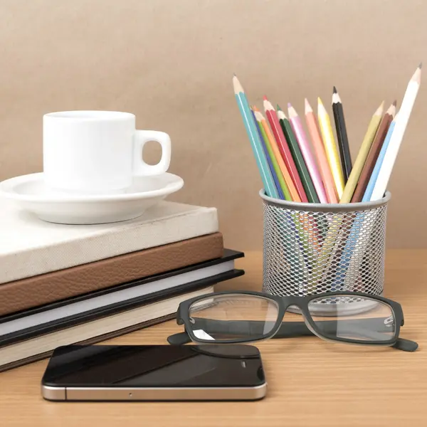 Café, téléphone, lunettes, pile de livre et crayon de couleur — Photo
