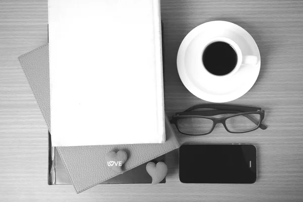 Káva, telefon, brýle, Stoh knih a srdce — Stock fotografie