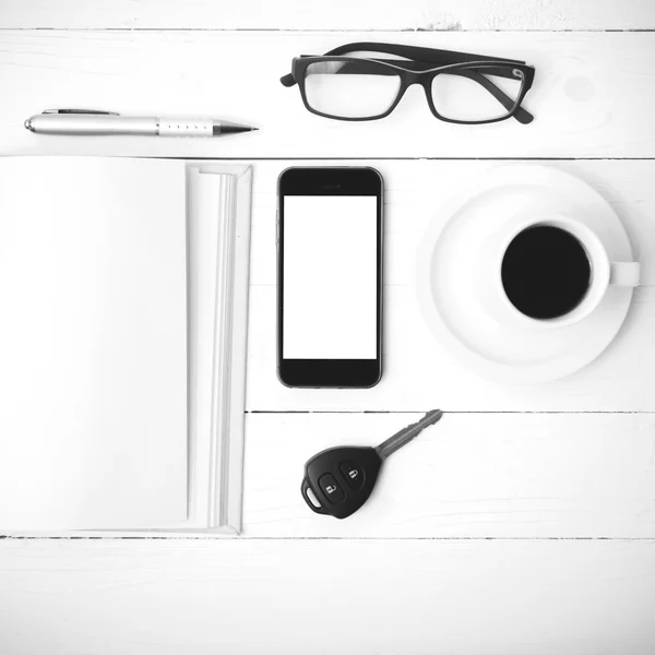 Φλιτζάνι καφέ με τηλέφωνο, αυτοκίνητο κλειδί, γυαλιά και ανοίξτε το σημειωματάριο blac — Φωτογραφία Αρχείου