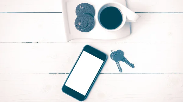 Kaffeetasse mit Plätzchen, Telefon und Schlüssel Vintage-Stil — Stockfoto