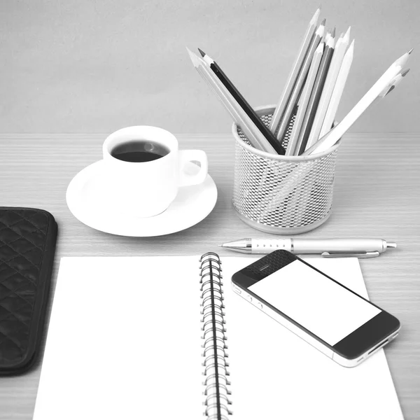 Kahve, telefon, gözlük, not defteri, m-cüzdan ve renk kalem — Stok fotoğraf