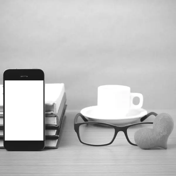 Kaffee, Telefon, Brille, Stapel Buch und Herz — Stockfoto