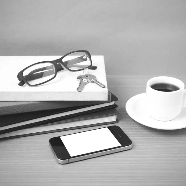 Café, teléfono, llave, anteojos y pila de libros —  Fotos de Stock