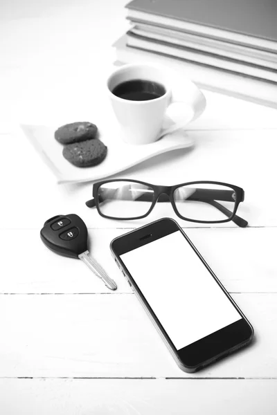 커피와 쿠키, 전화, 자동차 열쇠, 안경도 서의 스택 컵 — 스톡 사진