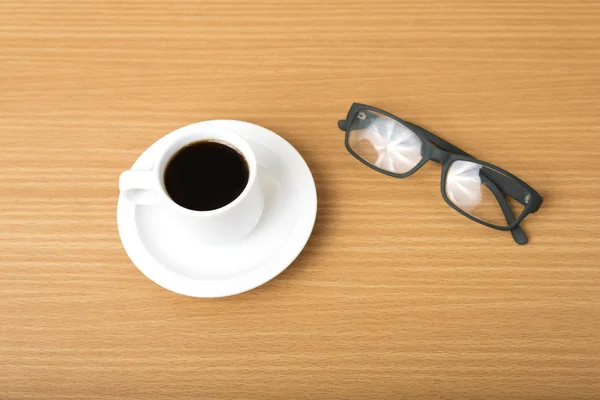 Tazza di caffè e occhiali da vista — Foto Stock