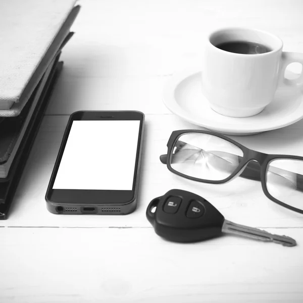 전화, 자동차 열쇠, 안경 및 책 blac의 스택 커피 컵 — 스톡 사진