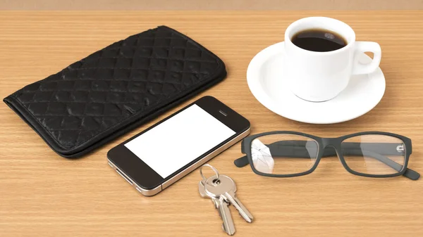 Kaffee, Telefon, Schlüssel, Brille und Geldbörse — Stockfoto