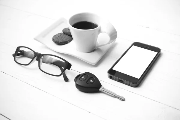 Csésze kávé, süti, fekete, a telefon, a szemüveg és a autó kulcs és wh — Stock Fotó