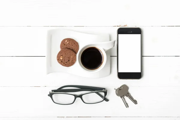쿠키, 전화, 안경 및 키 커피 컵 — 스톡 사진
