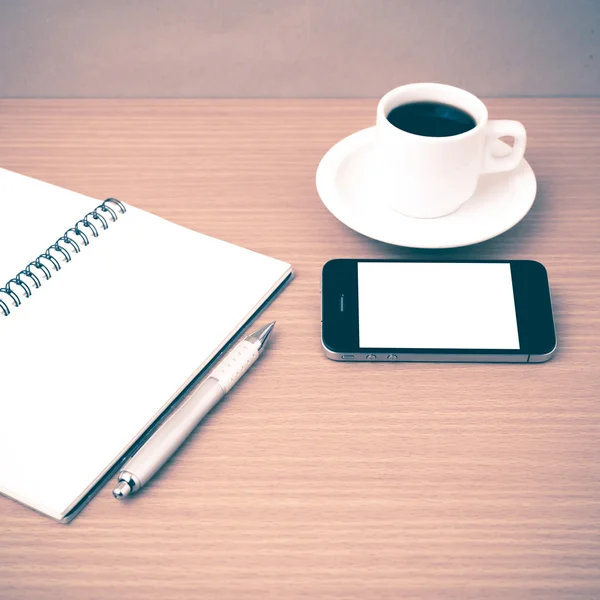 Kaffeetasse und Telefon und Notizblock — Stockfoto