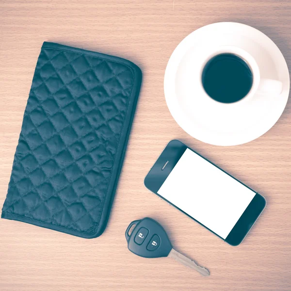 Kaffekopp med telefon bilnyckel och plånbok — Stockfoto
