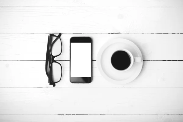 Koffiekopje met telefoon en brillen zwarte en witte kleur — Stockfoto