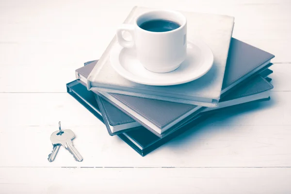 Tazza di caffè, chiave e pila di libro in stile vintage — Foto Stock