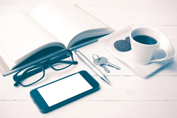 Xícara de café com biscoito, telefone, caderno aberto, chave e óculos vi — Fotografia de Stock