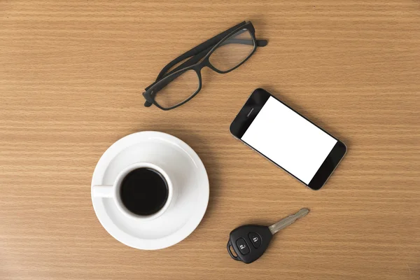 Taza de café y teléfono con llave del coche — Foto de Stock