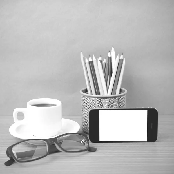 Kaffee, Telefon, Brille und Bleistift — Stockfoto
