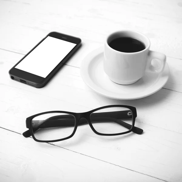 Taza de café con teléfono y gafas de color blanco y negro —  Fotos de Stock