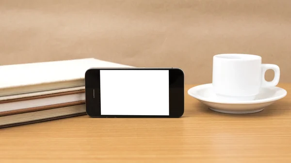 Kaffeetasse und Telefon und ein Stapel Bücher — Stockfoto