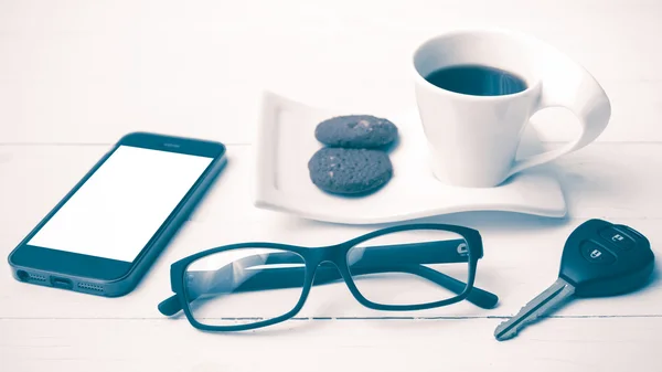 Taza de café con galletas, teléfono, gafas y coche llave estilo vintage — Foto de Stock