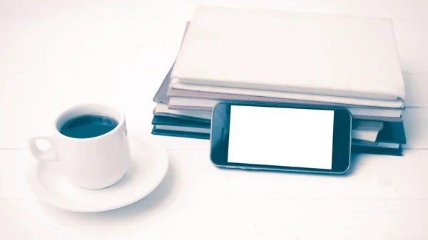 Taza de café con teléfono y pila de libro estilo vintage — Foto de Stock