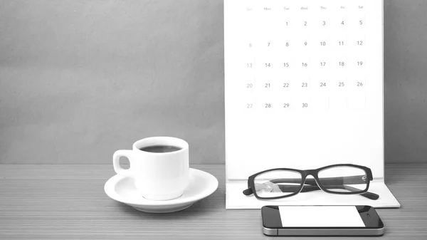 Café, telefone, óculos e calendário — Fotografia de Stock