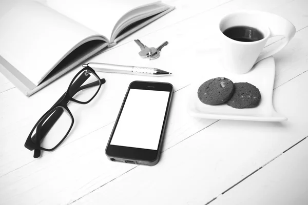 Taza de café con galletas, teléfono, cuaderno abierto, llave y anteojos bl — Foto de Stock