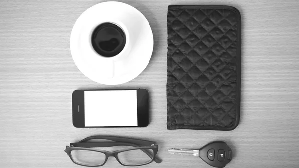 Kaffe, telefon, bilnyckel, glasögon och plånbok — Stockfoto