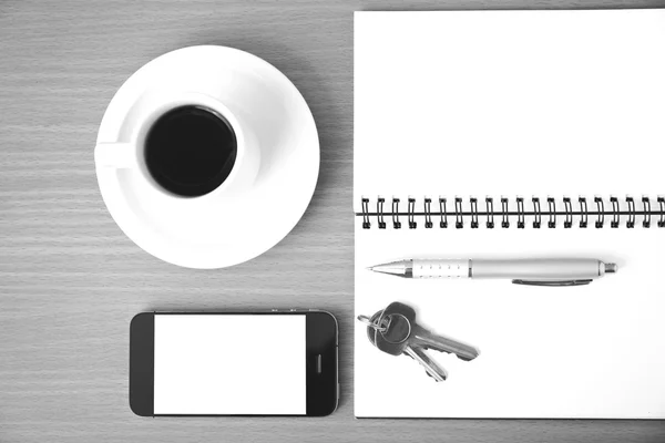 Taza de café con llave del coche del teléfono y bloc de notas —  Fotos de Stock