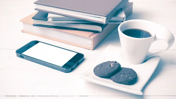 Koffie beker met cookie-, telefoon- en stapel boek vintage stijl — Stockfoto