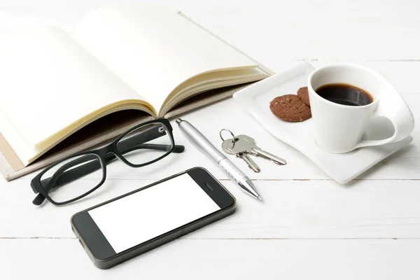 쿠키, 전화, 오픈 노트북, 키와 안경 커피 컵 — 스톡 사진