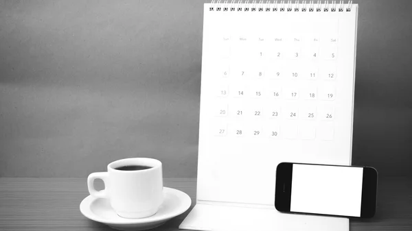 Xícara de café e telefone e calendário — Fotografia de Stock