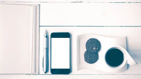 Чашка кави з печивом, телефон з блокнотом і ручкою вінтажний стиль — стокове фото