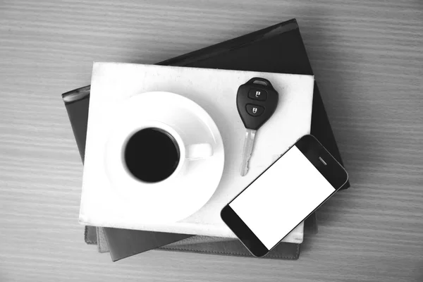 Taza de café con llave del coche del teléfono y pila de libro —  Fotos de Stock