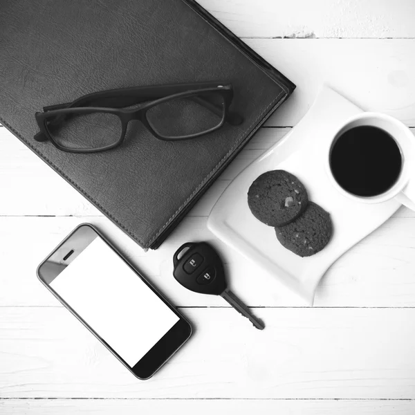 Tanımlama bilgisi, telefon, kitap ve araba anahtarı siyah yığını ile kahve fincanı ve — Stok fotoğraf