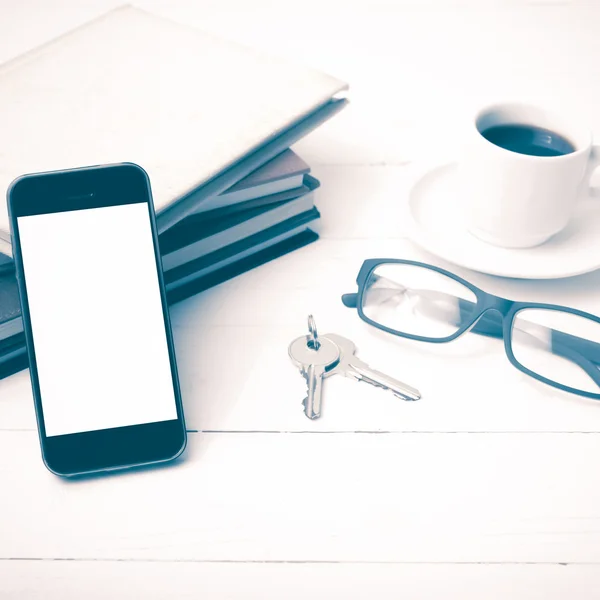 Φλιτζάνι καφέ με τηλέφωνο, κλειδί, γυαλιά και στοίβα των εκλεκτής ποιότητας s βιβλίο — Φωτογραφία Αρχείου